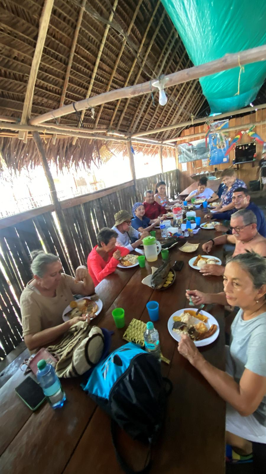 Almuerzo comunitario en la maloca