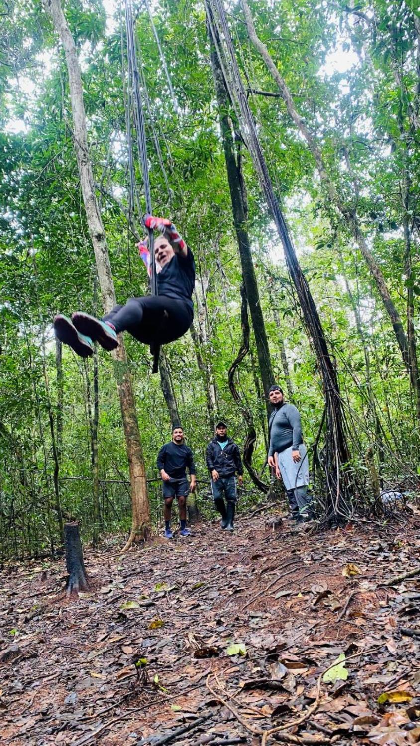 Viajera colgada de un bejuco en la selva