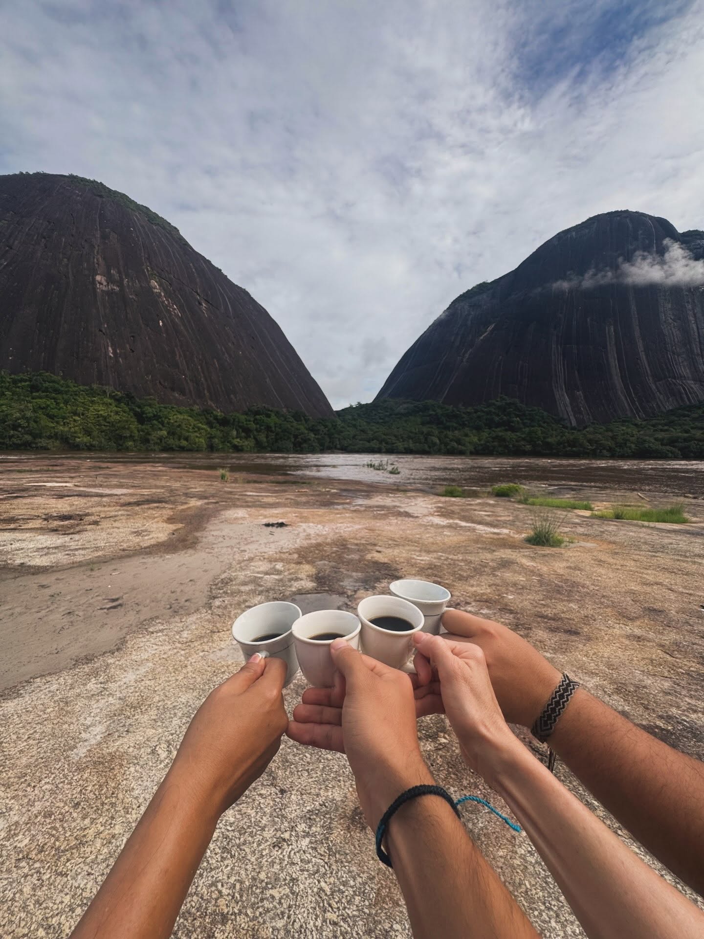 Brindis con café frente a los Cerros de Mavicure