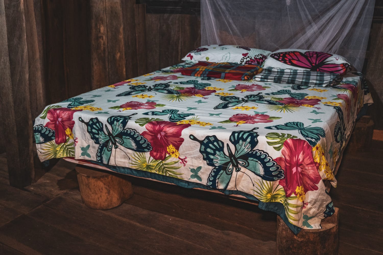 Cama con toldillo en la cabaña comunitaria