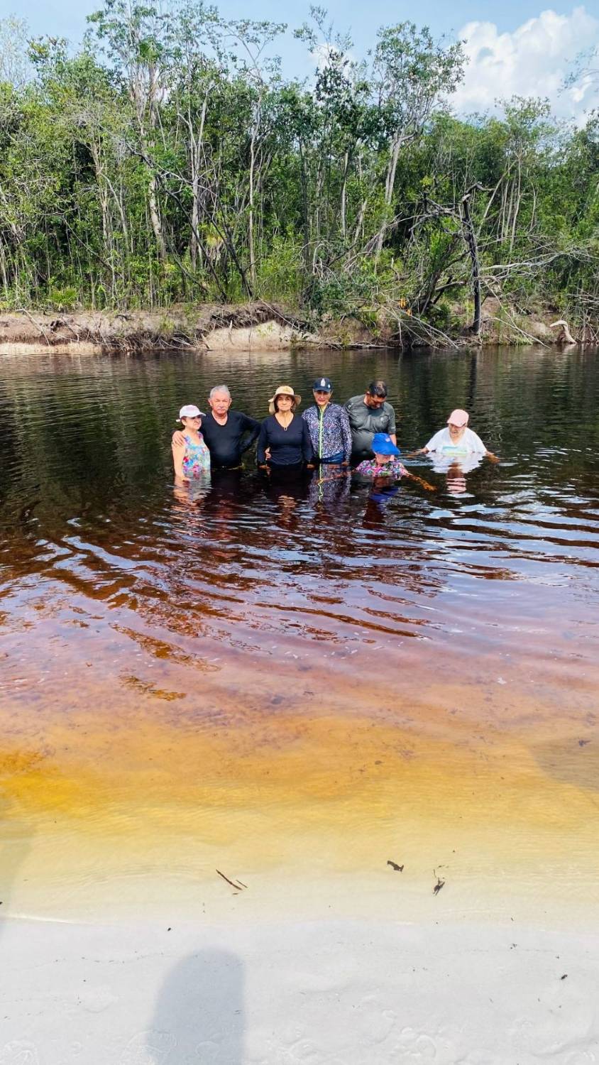 Viajeros en las aguas rojizas del caño San Joaquín