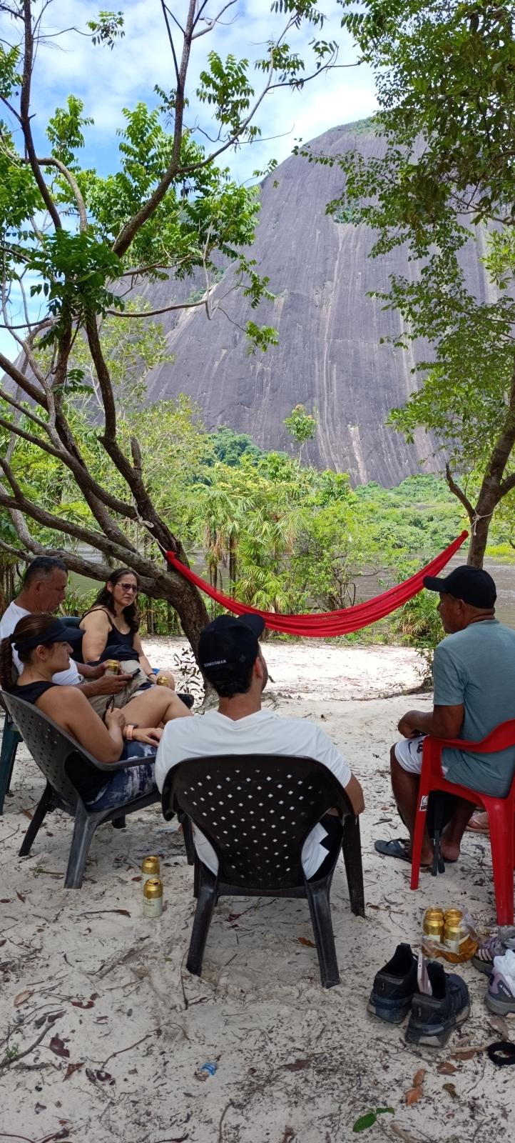 Playa de arena blanca al pie del cerro en temporada de aguas bajas