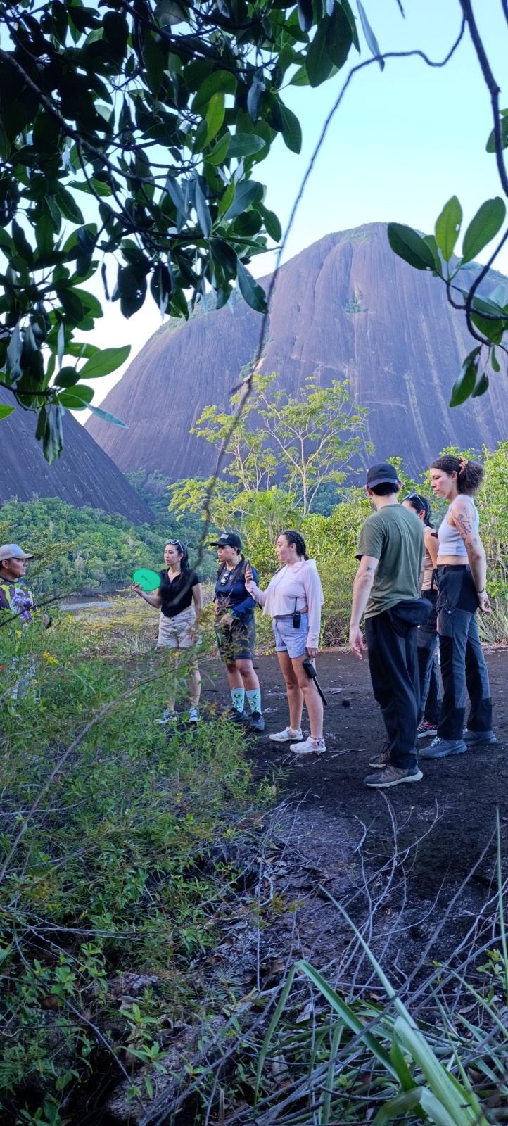 Grupo en el sendero al atardecer con el cerro de fondo