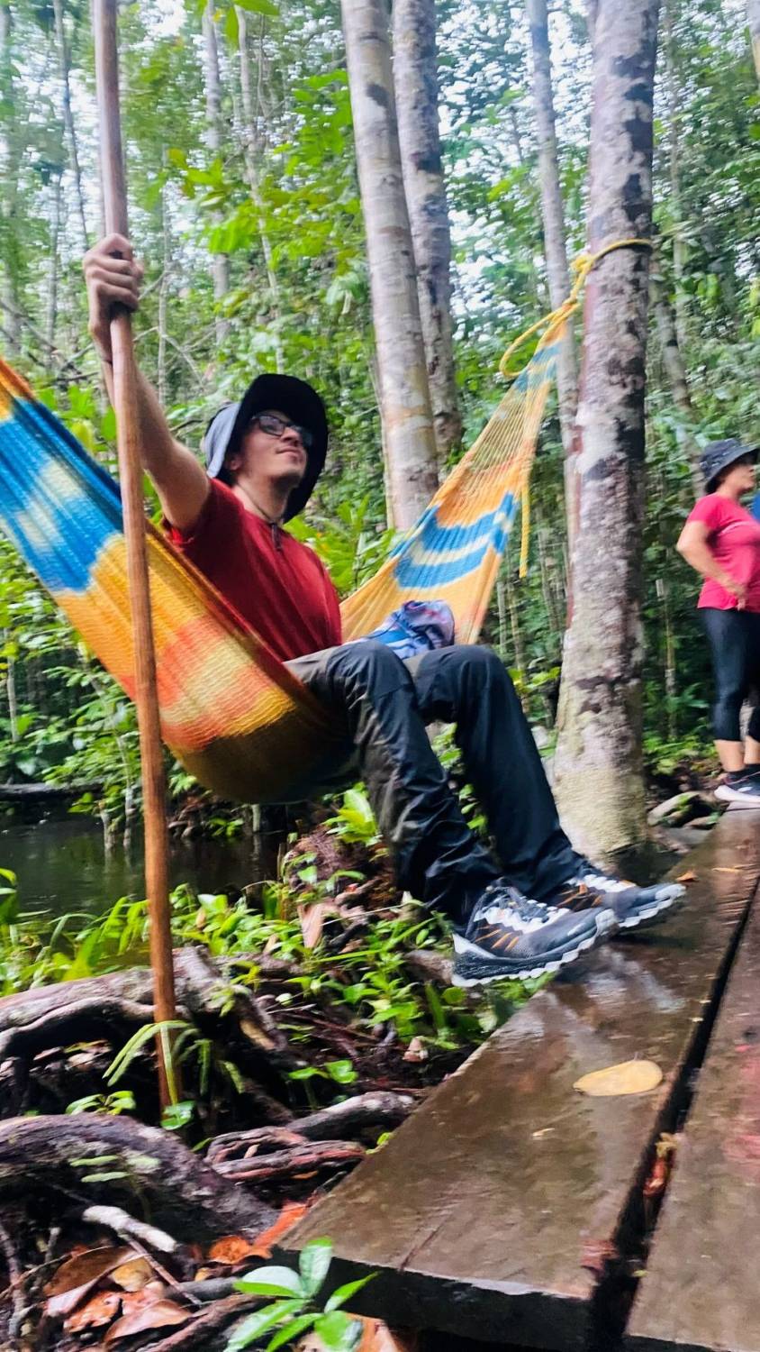 Hamaca sobre el caño en el sendero de selva