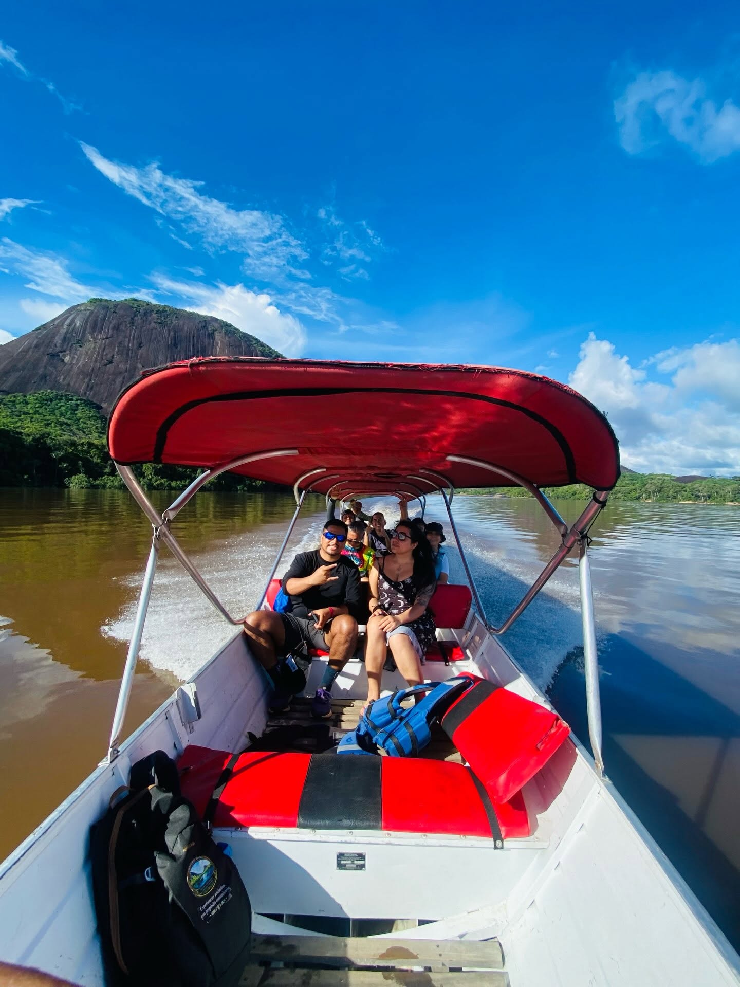 Grupo de viajeros navegando el río Inírida en lancha