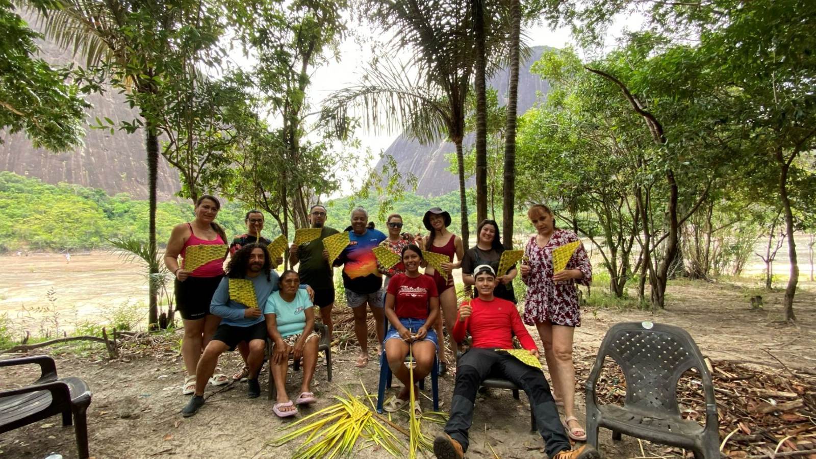 Grupo en el taller de tejidos junto al río